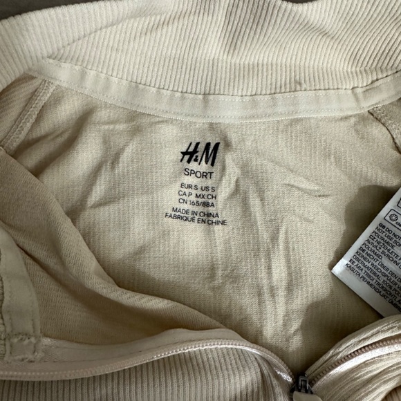 H&M sport long sleeve - Picture 2 of 3